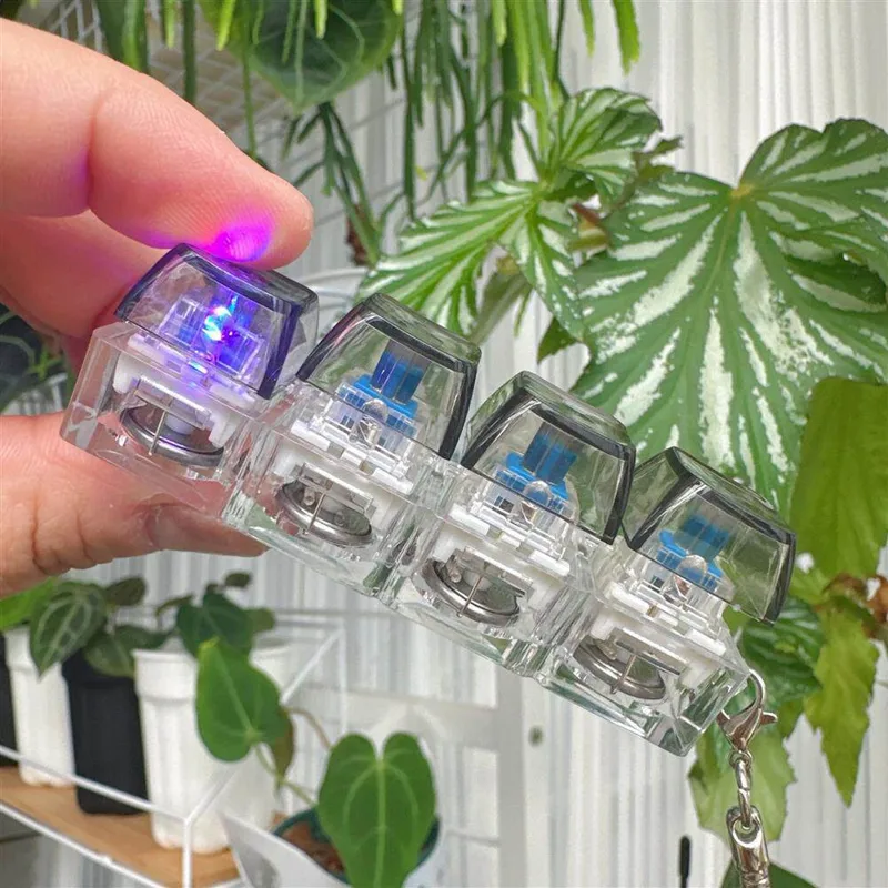 LEDライトアップフィジェットキーチェーン、4キーのスイッチ - Keyboard Switch Tester のレビューと価格